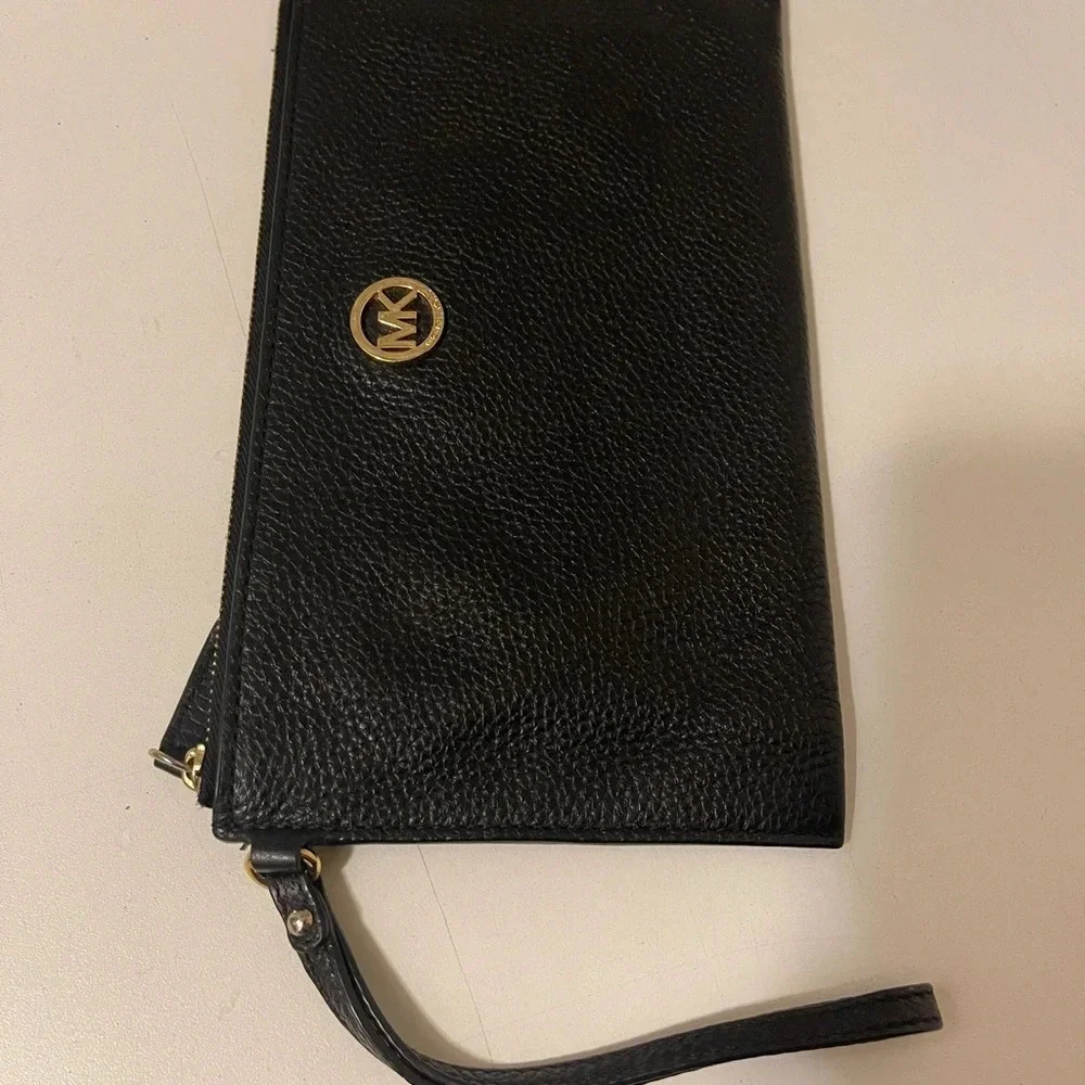 MICHAEL KORS Fulton Solid Black Leather Zip Clutch Wristlet EUC